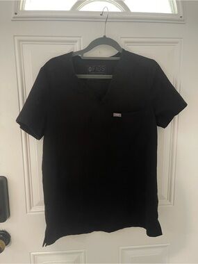 3 FIGS women’s Scrub Top in Black & Grey